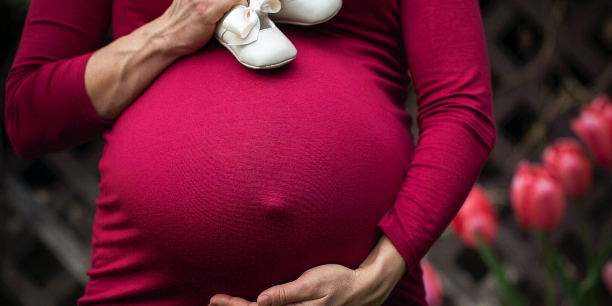 pexels-andre-furtado-2617210 Zwangere vrouw die twee babyschoenen vasthoudt