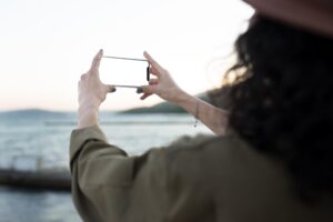 vrouw maakt foto met mobiel