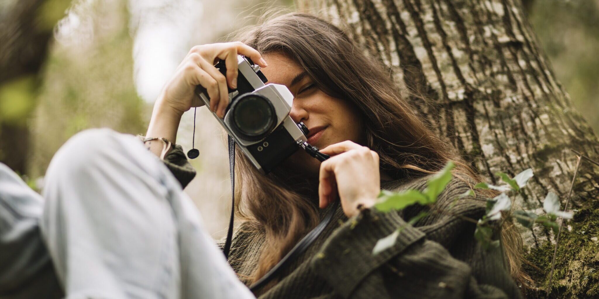 vrouw maakt foto met fototoestel
