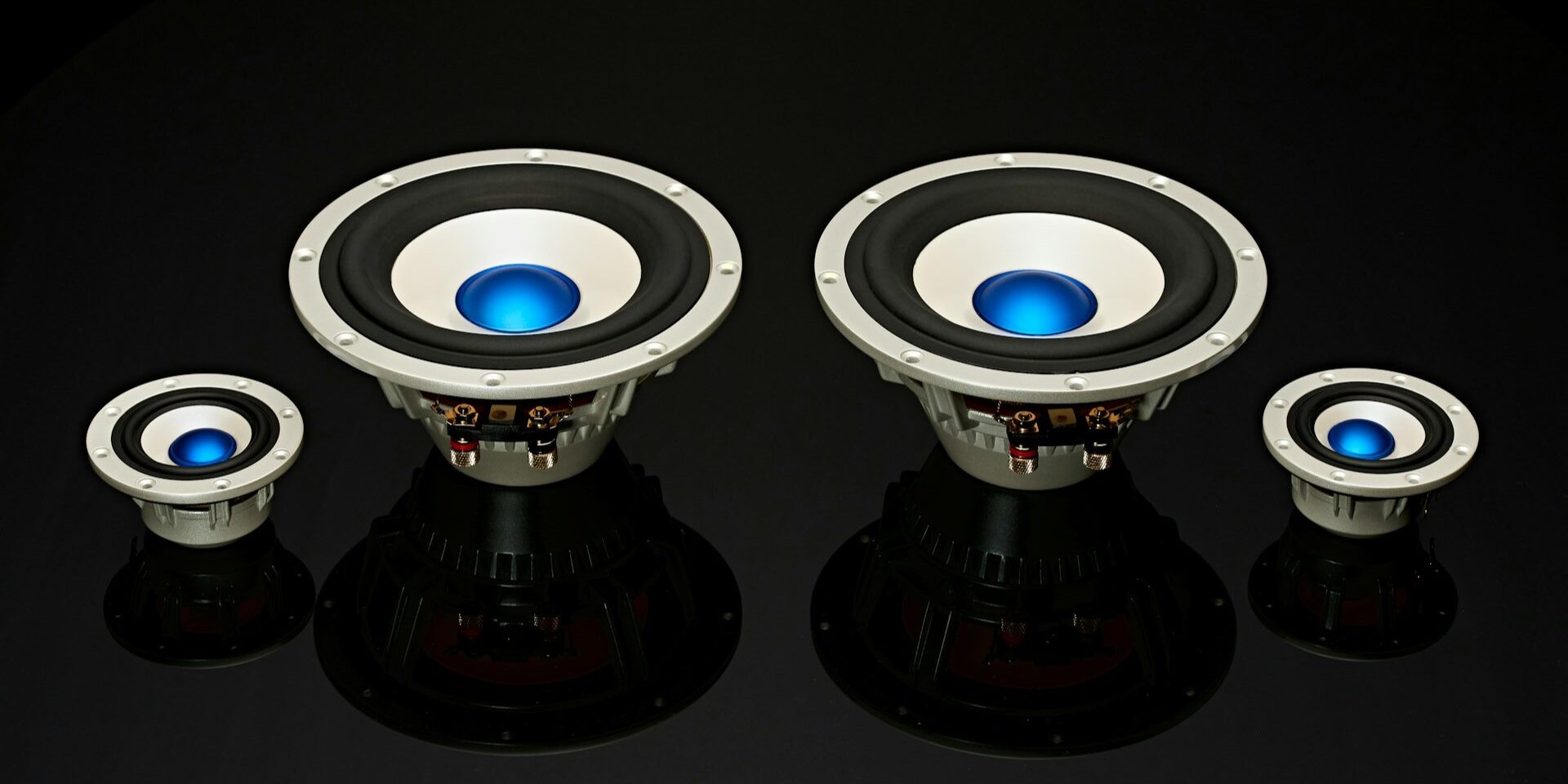 Set hoogwaardige autospeakers met blauwe conus, ideaal voor een audio-upgrade auto met krachtig en helder geluid.