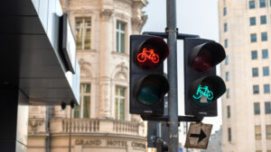 2 stoplichten 1 rood en 1 groen