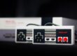 Oude Nintendo-console met twee controllers waarop Super Mario voor het eerst groot werd