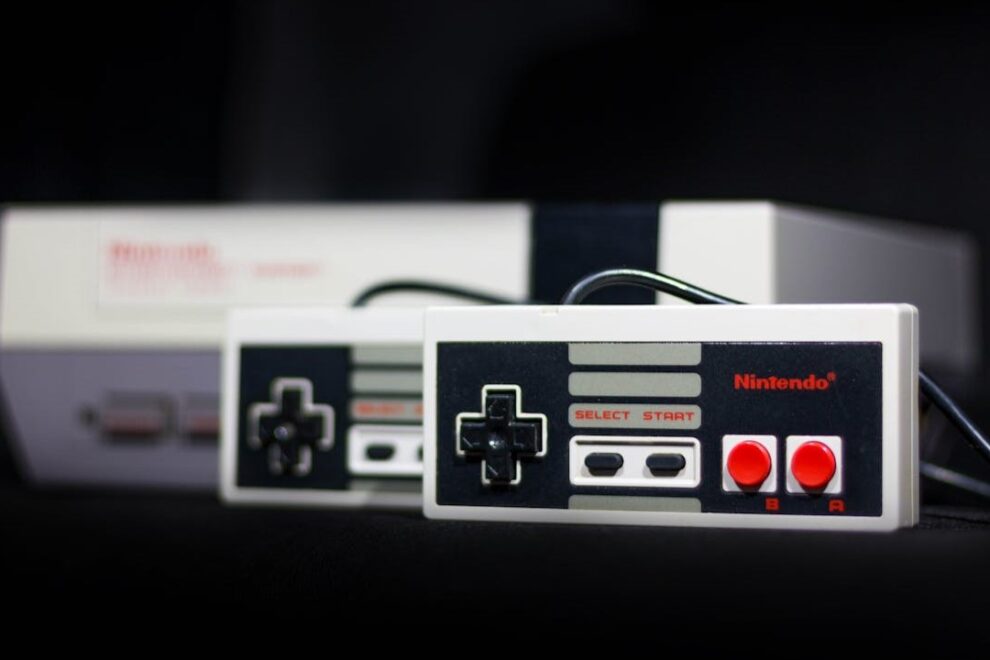NES console met Super Mario controllers Oude Nintendo-console met twee controllers waarop Super Mario voor het eerst groot werd
