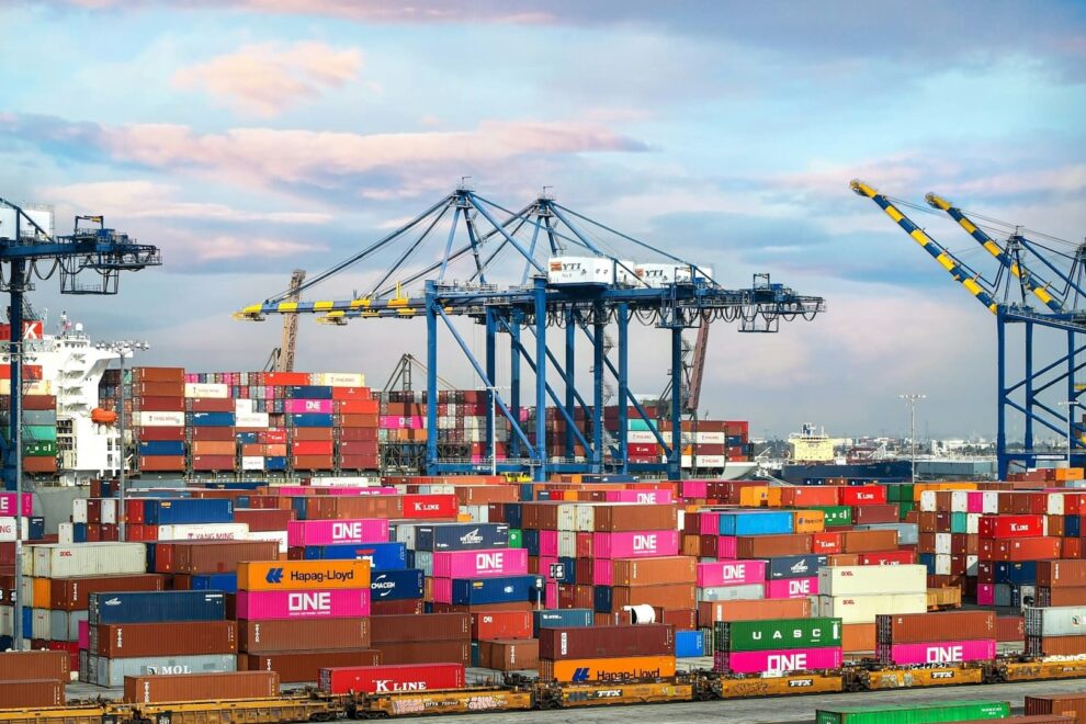 Haven vol zeecontainers en kranen Zeecontainers en kranen in een drukke haven, essentieel voor wereldwijde logistiek