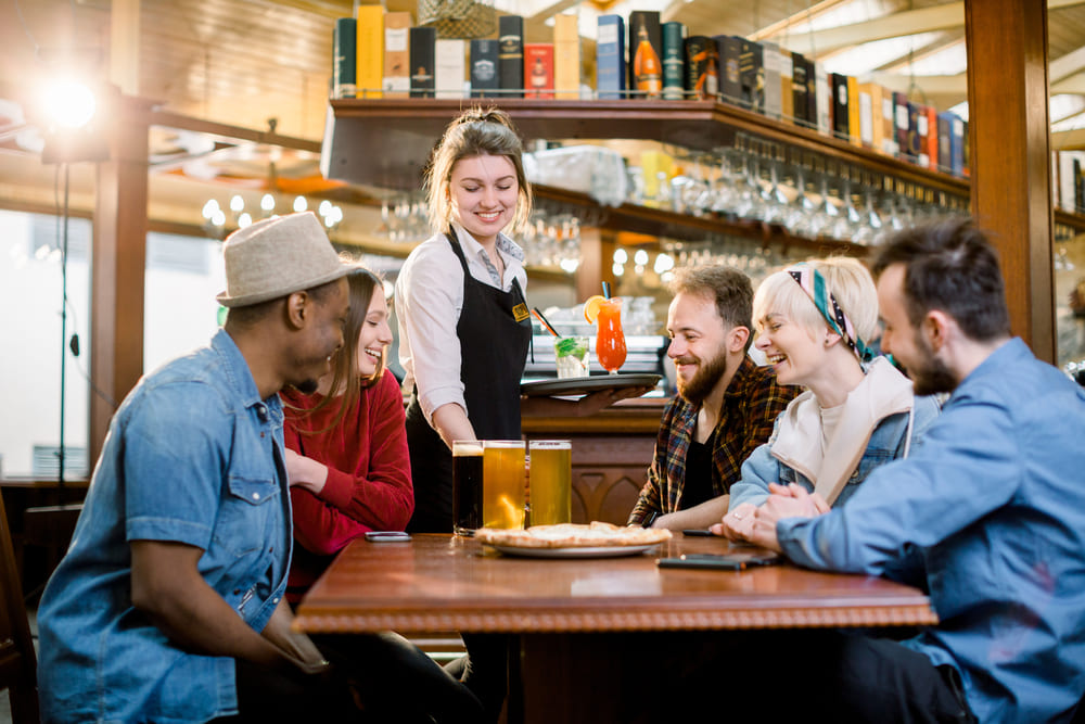 diverse vriendengroep in een horecazaak