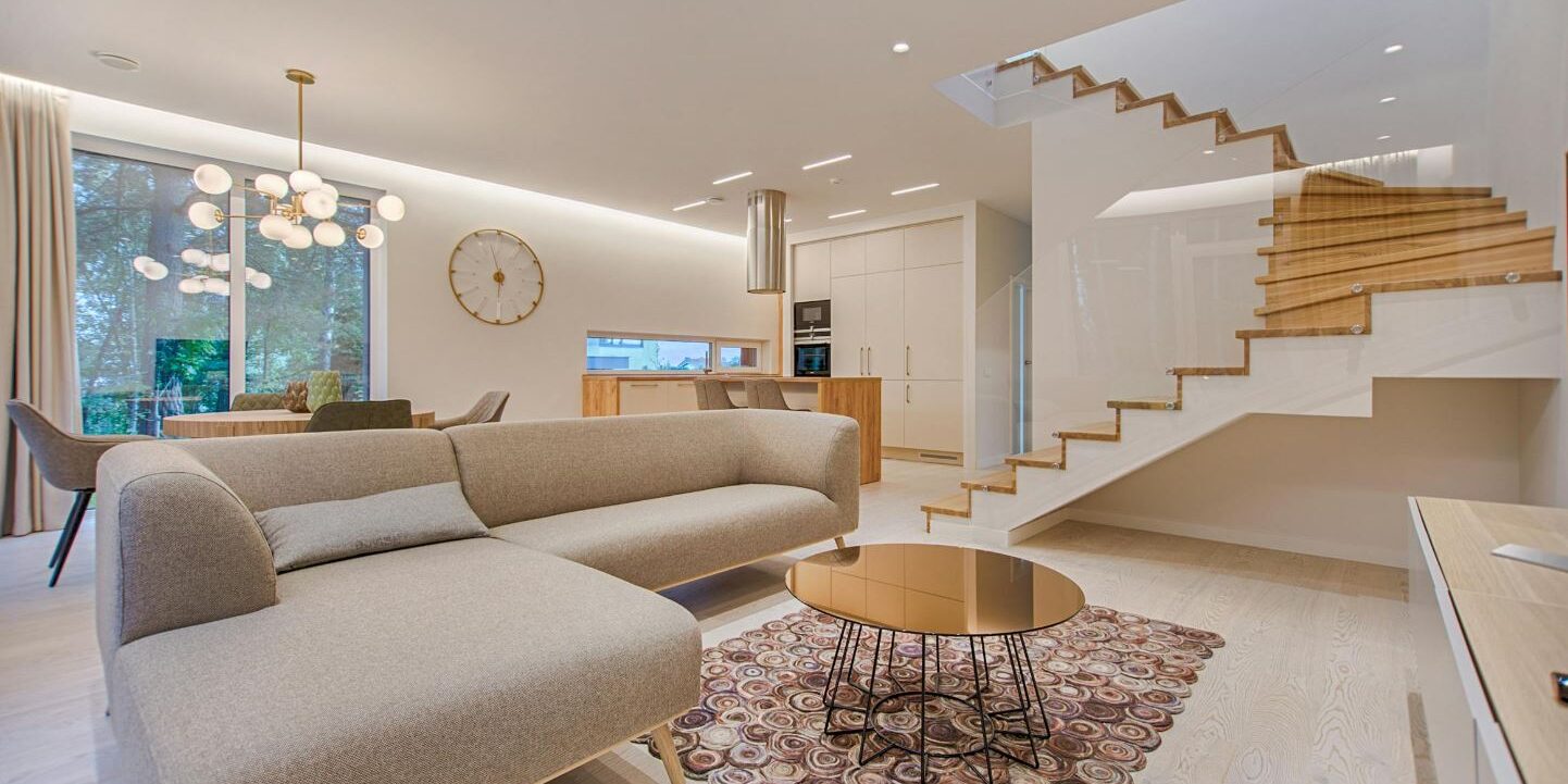 interieur wit hout Minimalistisch interieur met beige bank, houten accenten en zwevende trap ontworpen door een interieurstylist