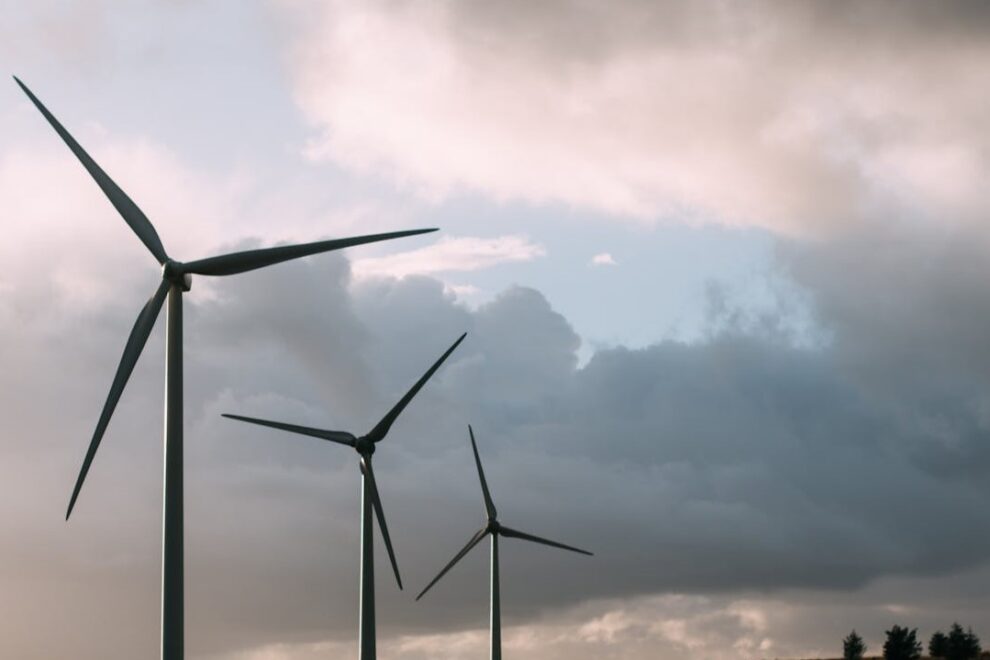 Windturbines circulaire energie Windturbines draaien onder een bewolkte hemel als onderdeel van circulaire technologie en duurzame energie.