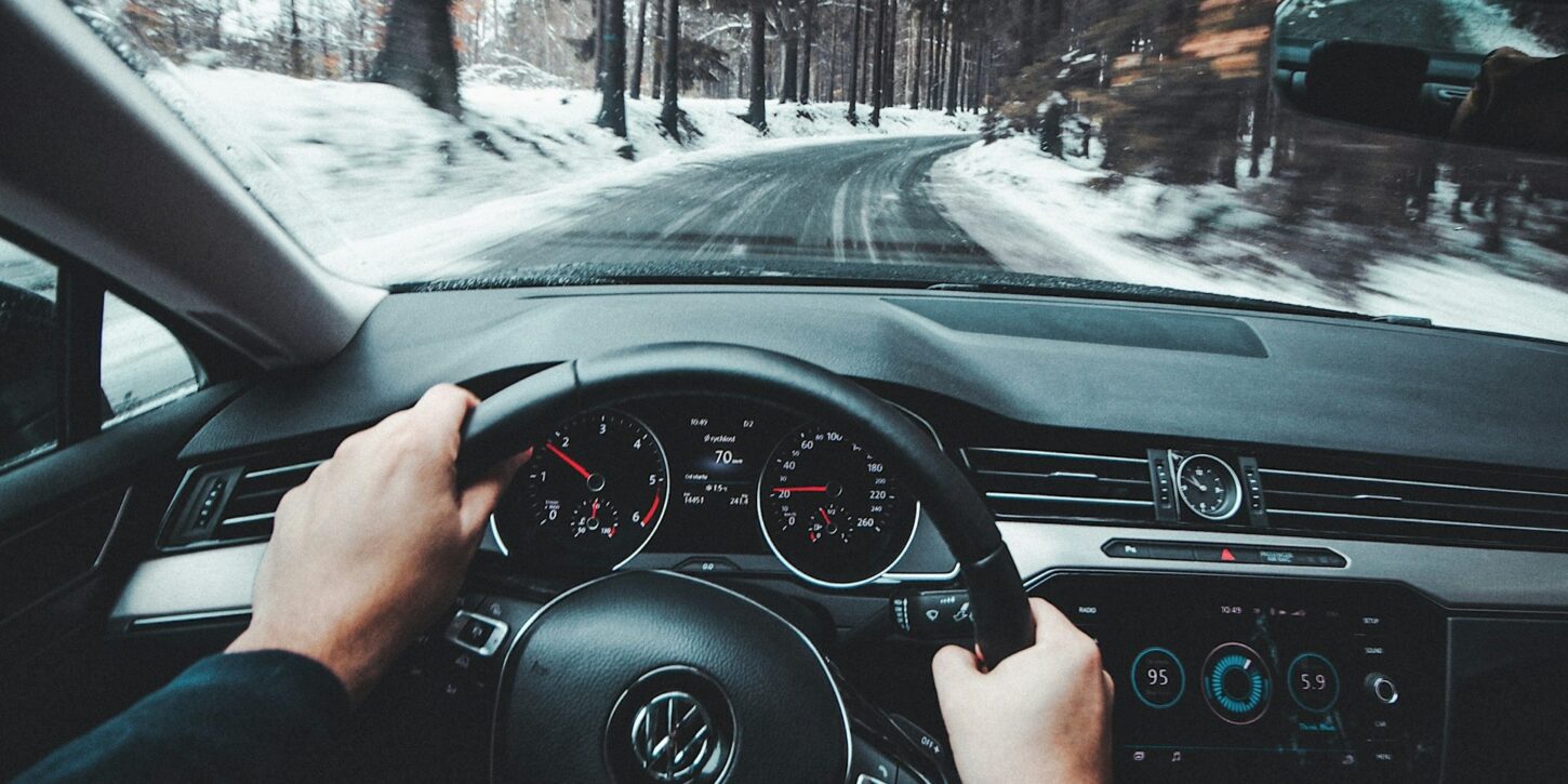 auto van binnen Bestuurder stuurt op gladde winterweg waar ABS grip helpt behouden