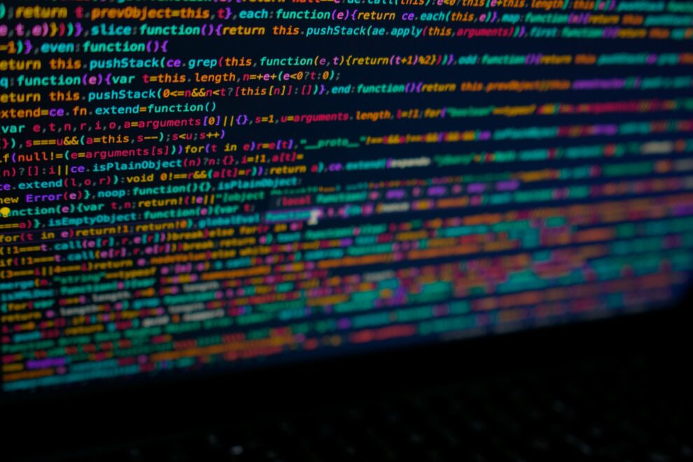 xAPI-code weergegeven in kleurrijke regels op een computerscherm in donkere modus