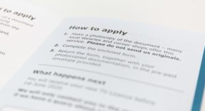 Instructies voor het aanvragen van een document, met stappen zoals kopiëren en retourneren van formulieren