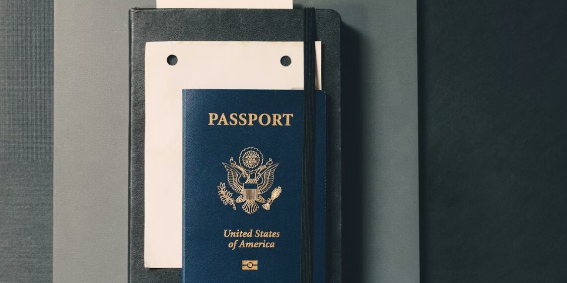 Amerikaans paspoort op een stapel documenten, mogelijk gebruikt voor een VOG-aanvraag of identificatie