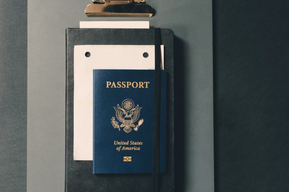 Amerikaans paspoort op een stapel documenten, mogelijk gebruikt voor een VOG-aanvraag of identificatie