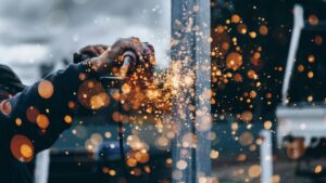 Metaalbewerking met slijptol waarbij vonken vrijkomen tijdens werkzaamheden in de ruwbouwfase