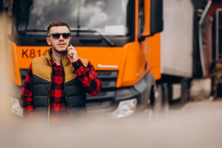 Chauffeur naast vrachtwagen controleert planning volgens rij en rusttijden