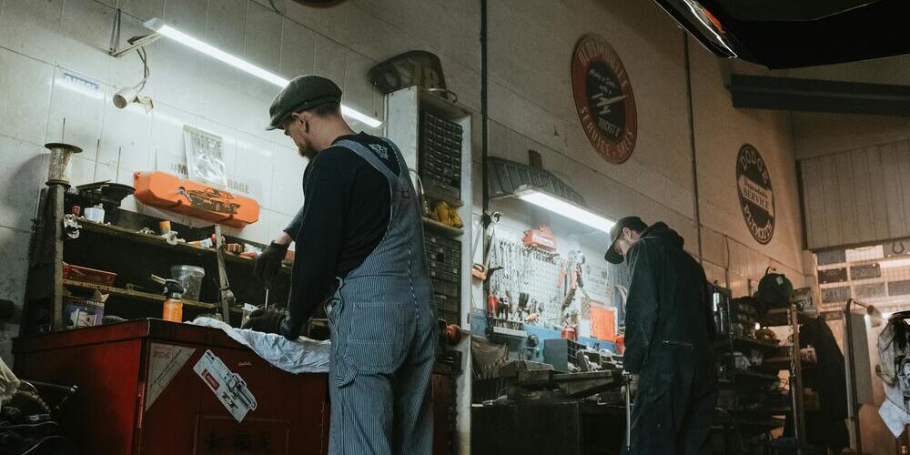 Monteurs aan het werk in een werkplaats