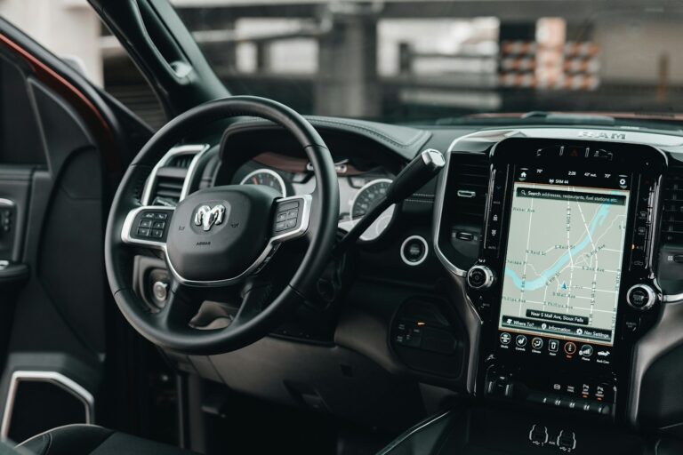 Dashboard met navigatiescherm als voorbeeld van een moderne boordcomputer in de auto