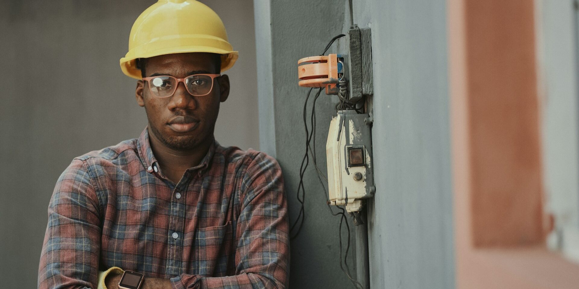 Elektricien naast meterkast controleert aardlekschakelaar werking en veiligheid van installatie
