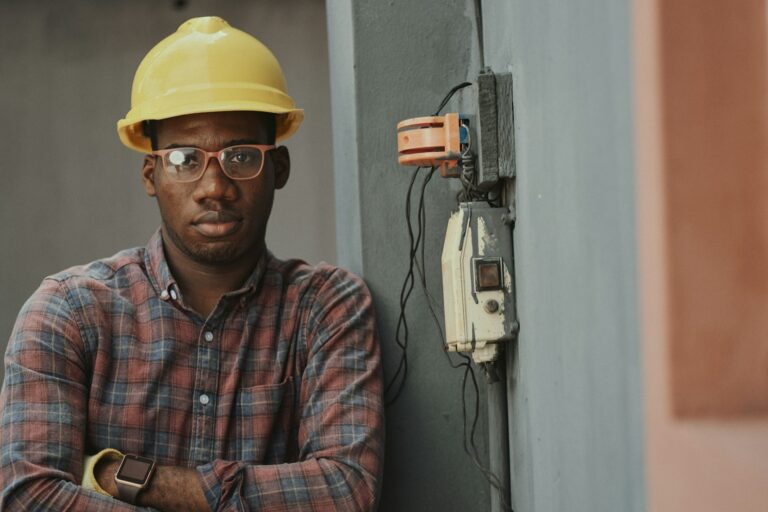 Elektricien naast meterkast controleert aardlekschakelaar werking en veiligheid van installatie