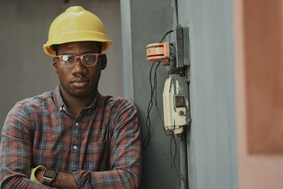 Elektricien aan het werk Elektricien naast meterkast controleert aardlekschakelaar werking en veiligheid van installatie