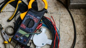Multimeter en kabels gebruikt voor controle van aardlekschakelaar werking in elektrische installatie