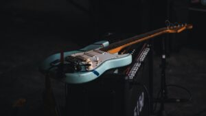 Elektrische gitaar op versterker die laat zien hoe een gitaar geluid produceert via pickups