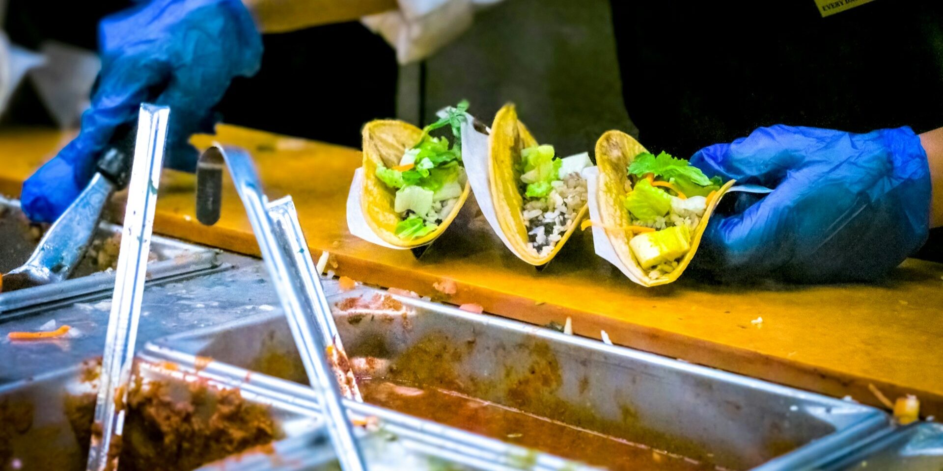 Bereiding van taco’s met handschoenen volgens HACCP systeem uitleg en voedselveiligheidsrichtlijnen