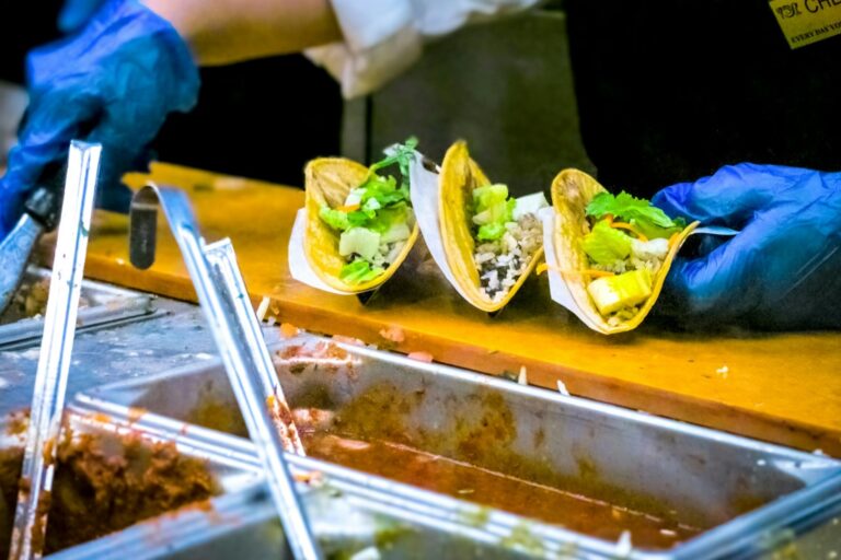Bereiding van taco’s met handschoenen volgens HACCP systeem uitleg en voedselveiligheidsrichtlijnen