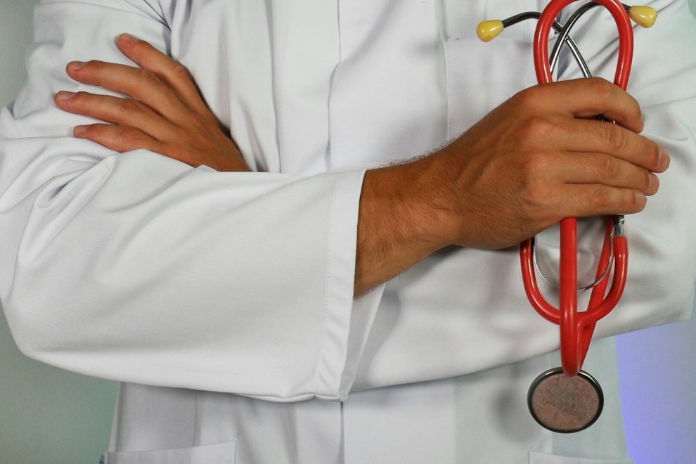 Dokter Arts ter controle voor hormonen