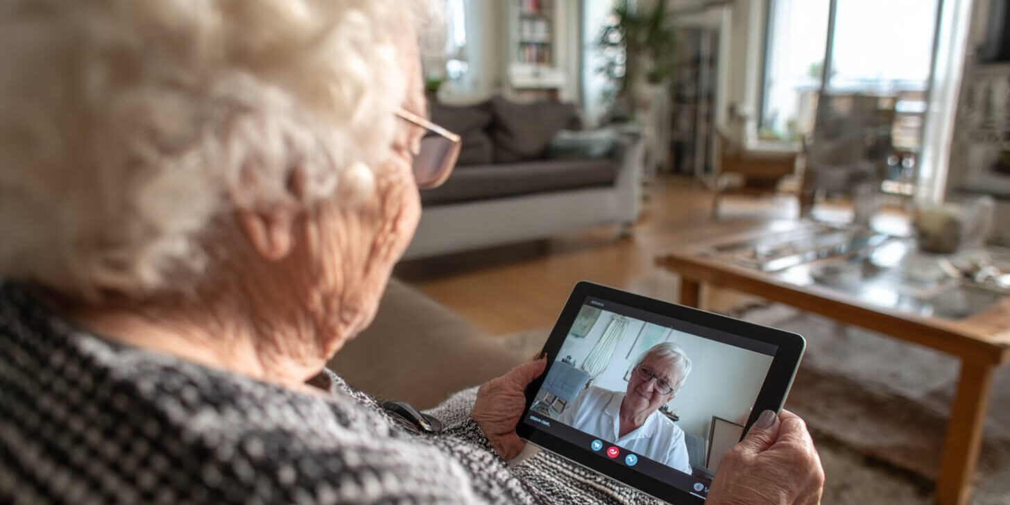 Videobellen via tablet laat zien hoe digitale hulpmiddelen contact met familie ondersteunen