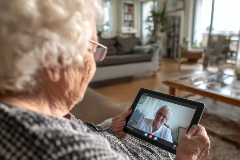 Videobellen via tablet laat zien hoe digitale hulpmiddelen contact met familie ondersteunen