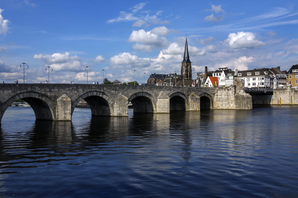 brug in maastricht limburg