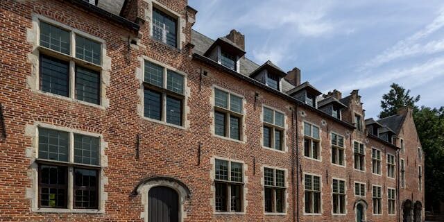 Een straat met monumentale woningen