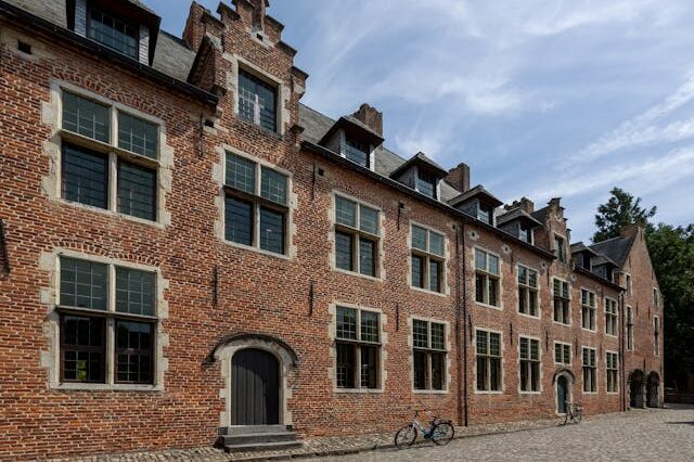 Een straat met monumentale woningen