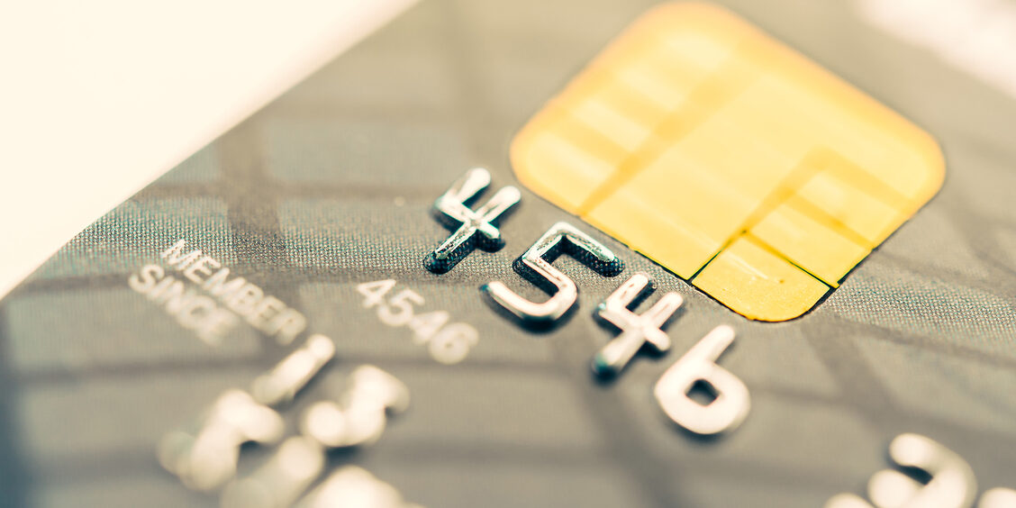Close-up van een creditcard met chip.