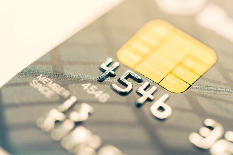 Close-up van een creditcard met chip.