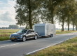 Auto met gesloten aanhanger op een Nederlandse weg voor het BE-rijbewijs.