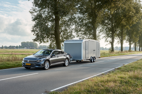 auto-met-aanhanger-be-rijbewijs Auto met gesloten aanhanger op een Nederlandse weg voor het BE-rijbewijs.