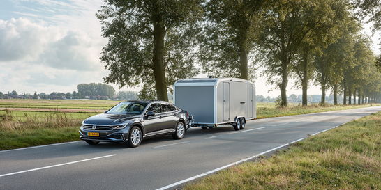 auto-met-aanhanger-be-rijbewijs Auto met gesloten aanhanger op een Nederlandse weg voor het BE-rijbewijs.