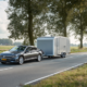 Auto met gesloten aanhanger op een Nederlandse weg voor het BE-rijbewijs.
