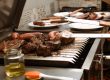 Asado op de parrilla met steaks en chorizo tijdens een Argentijnse BBQ