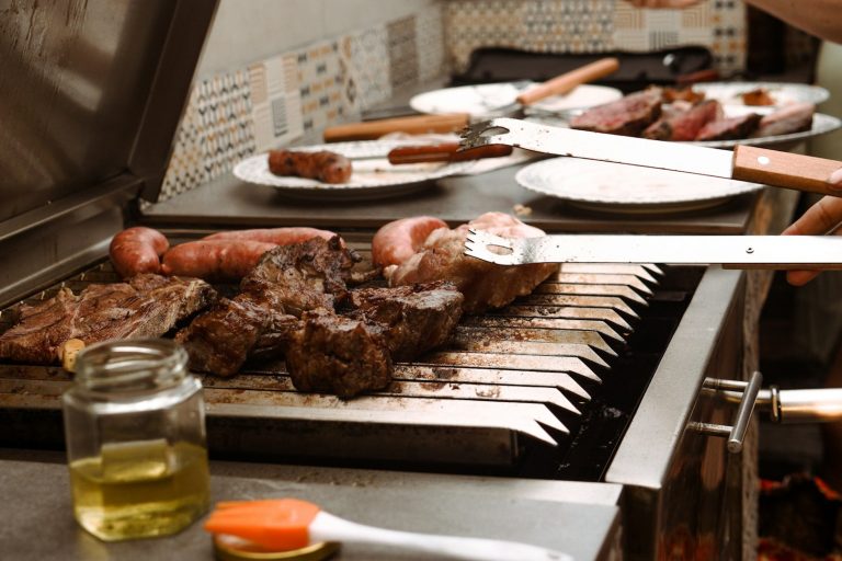 Asado op de parrilla met steaks en chorizo tijdens een Argentijnse BBQ