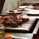 Asado op de parrilla met steaks en chorizo tijdens een Argentijnse BBQ