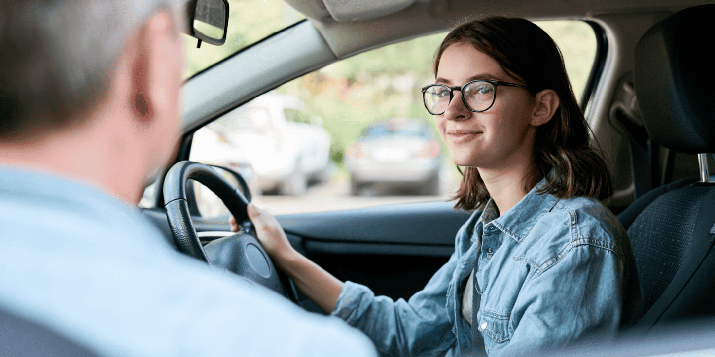 Meisje tijdens rijles Meisje met zenuwen tijdens rijexamen