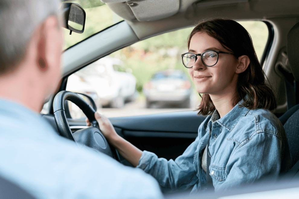Meisje tijdens rijles Meisje met zenuwen tijdens rijexamen