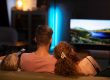 personen die naar een tv kijken