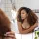 Vrouw met veel krullen bekijkt haar haartextuur